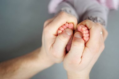 Bebe Ayak babanın elinde. Baba ve onu çocuk. Mutlu aile kavramı. Annelik güzel kavramsal görüntüsü