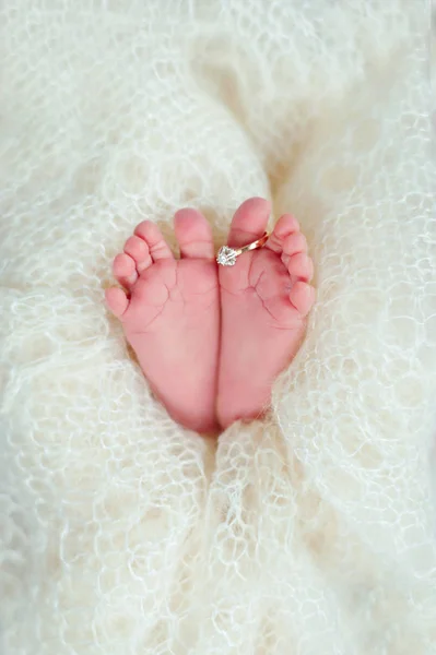 Legs Newborn Baby Mom Wedding Ring Warm White Wool Rug — Stock Photo, Image