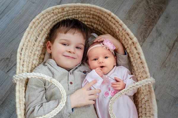 Çocuklar Sevimli Minik Çocuk Yaşında Onunla Yeni Doğan Kız Kardeşi — Stok fotoğraf