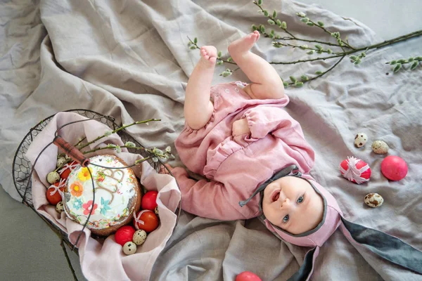 Şirin Bebek Keten Battaniye Var Yalan Paskalya Tavşanı Renkli Yumurta — Stok fotoğraf