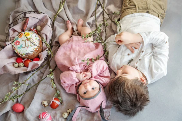 Keten Battaniye Var Yalan Paskalya Tavşanı Ile Yumurtalar Söğüt Dalları — Stok fotoğraf