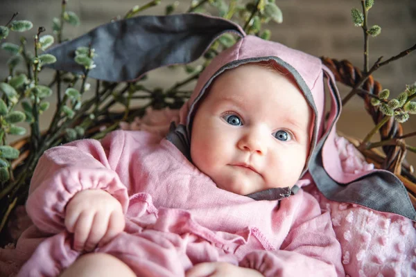 Küçük Bebek Altın Yumurta Dolu Bir Hasır Sepet Içinde Oturan — Stok fotoğraf