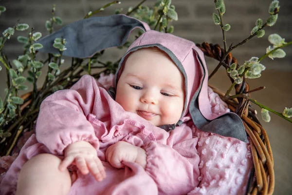 Küçük Bebek Altın Yumurta Dolu Bir Hasır Sepet Içinde Oturan — Stok fotoğraf