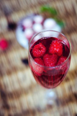 Şampanya kokteylleri bir parti ya da ahşap bir masa üzerinde romantik bir akşam için. Pembe renkli sıvı kabarcıkları ile şeffaf gözlük. St. Valentine's gün kavramı