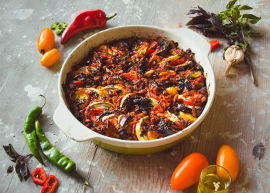 Ratatouille - geleneksel Fransız Provence sebze yemeği fırında pişirilir. Diyet vejetaryen vegan gıda - Ratatouille güveç. Üstten görünüm