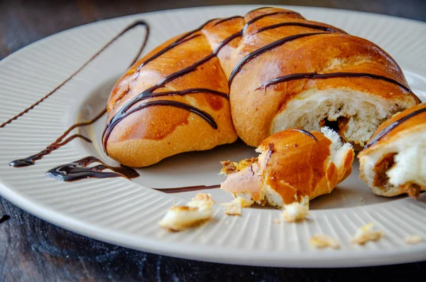 Croissant Frais Sur Une Assiette Blanche — Photo