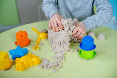 Mutlu çocuk Kinetik kum evde oynuyor