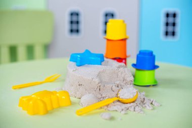 Yeşil tablo üstünde toys ile Kinetik kum