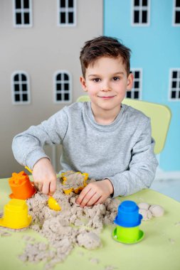 Mutlu çocuk Kinetik kum evde oynuyor