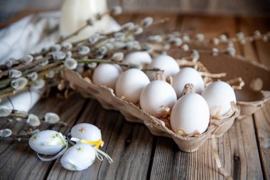 Ahşap masa üzerinde buket ve Paskalya yumurta willow.