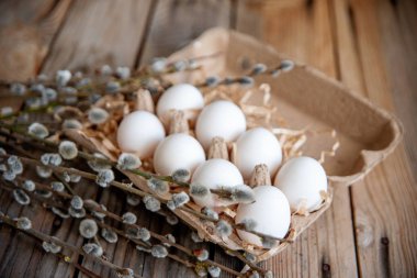 Ahşap masa üzerinde buket ve Paskalya yumurta willow.