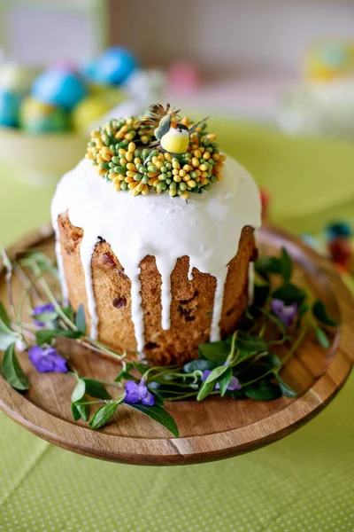 Пасхальный торт, весенняя фотография с пасхальными десертами. Поздравительный пасхальный торт, традиционный Кулич, Паска готов к празднованию — стоковое фото