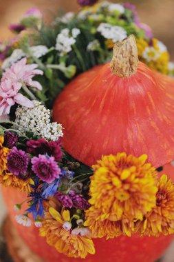 pumkins ve leylak çiçekleri ile natürmort