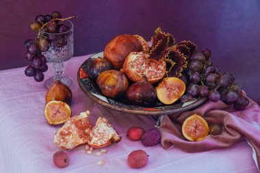 İncirli, üzümlü ve narlı leylak renginde hayat