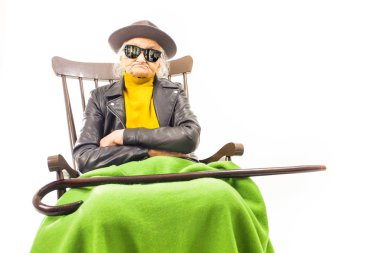 Şapka ve güneş gözlüğü sandalyede oturan yaşlı kadınla