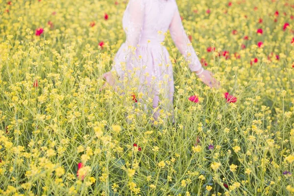 Schönes Mädchen Genießt Die Blumen — Stockfoto