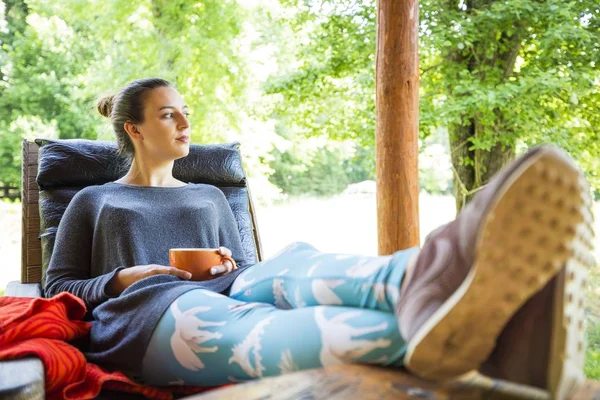 Jovem Mulher Tomando Café — Fotografia de Stock