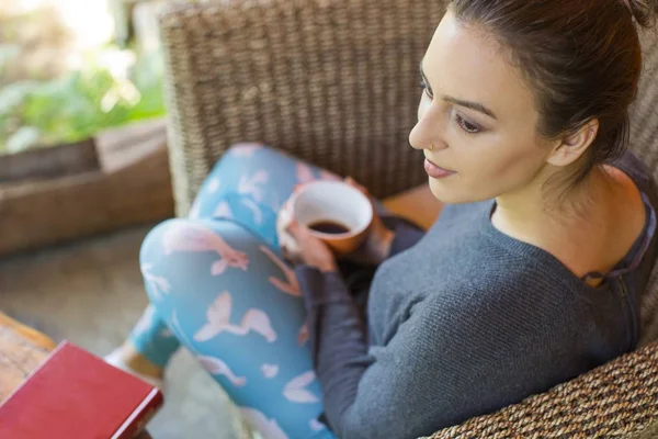 Mujer Vacaciones Relajada Naturaleza — Foto de Stock