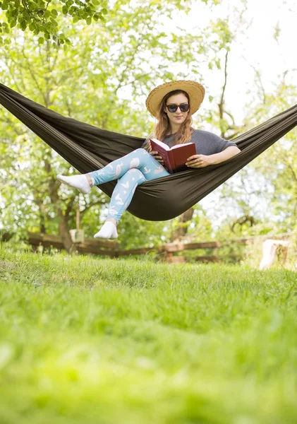 Mujer Vacaciones Relajada Naturaleza — Foto de Stock