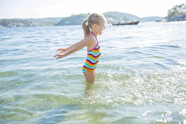 水遊びをする子供たち — ストック写真