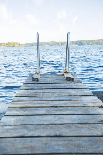 Yaz aylarında göl ve dağların görünümü 