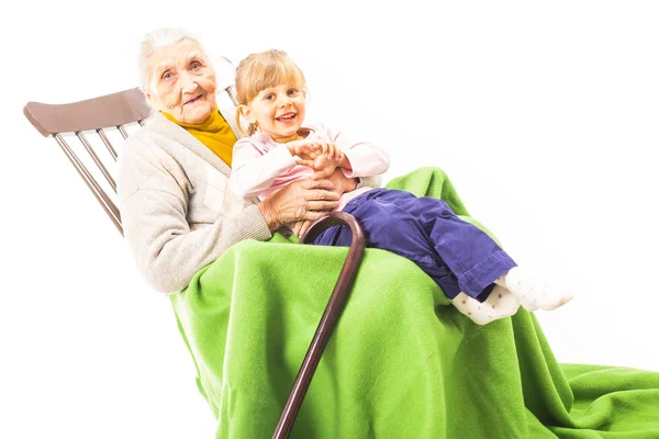 Oude Vrouw Zittend Schommelstoel Met Haar Kleinkinderen — Stockfoto