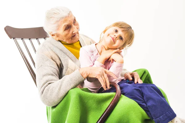 Alte Frau Sitzt Mit Ihren Enkeln Auf Dem Schaukelstuhl — Stockfoto