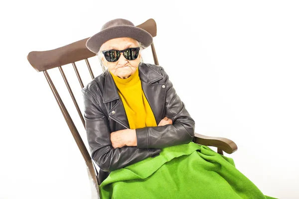 帽子とサングラス緑ブラケット 21896 椅子に座っていると歳の女性 — ストック写真