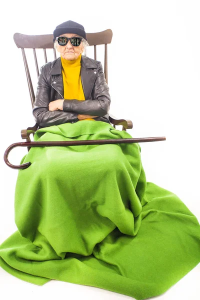 Vieille Femme Avec Chapeau Lunettes Soleil Assis Sur Chaise — Photo