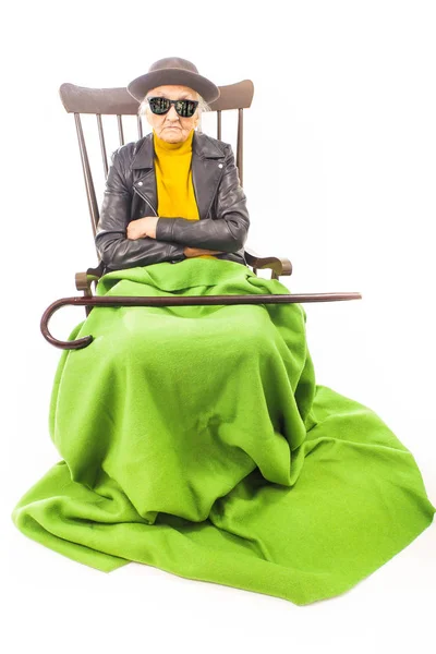 Stara Kobieta Kapelusz Okulary Przeciwsłoneczne Siedzi Krześle — Zdjęcie stockowe