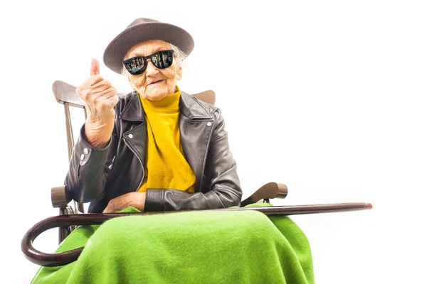 Alte Frau Mit Hut Und Sonnenbrille Sitzt Auf Dem Stuhl — Stockfoto