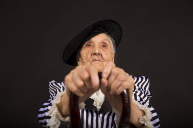 Şık yaşlı kadın siyah arka plan üzerine