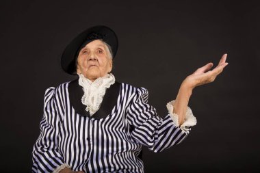 Şık yaşlı kadın siyah arka plan üzerine