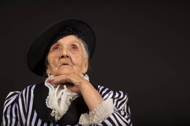 Şık yaşlı kadın siyah arka plan üzerine