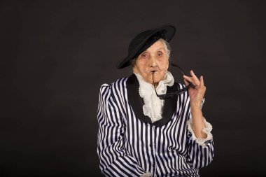 Şık yaşlı kadın siyah arka plan üzerine