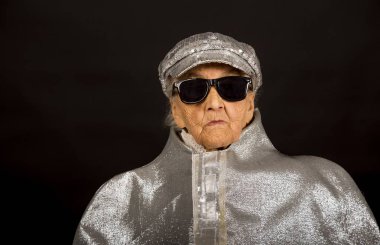 Şık yaşlı kadın siyah arka plan üzerine