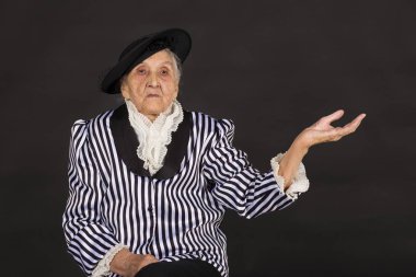 Şık yaşlı kadın siyah arka plan üzerine