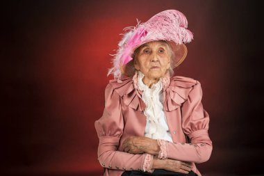 Şık yaşlı kadın siyah arka plan üzerine