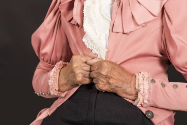 Şık yaşlı kadın siyah arka plan üzerine