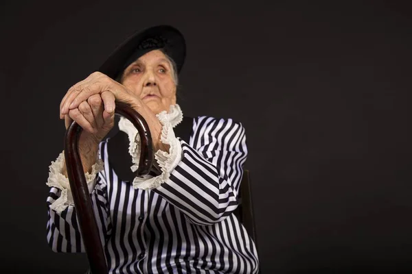 Stijlvolle Oude Vrouw Zwarte Achtergrond — Stockfoto