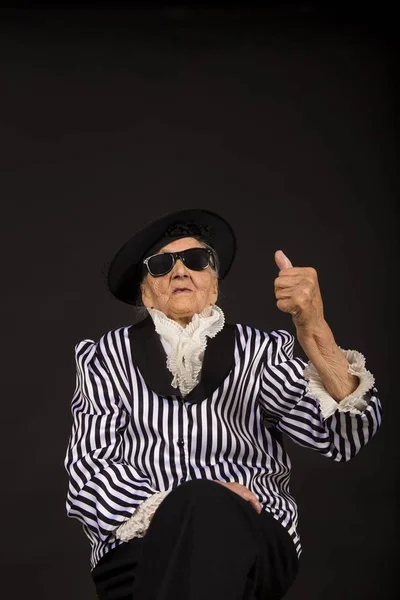 Elegante Anciana Sobre Fondo Negro — Foto de Stock