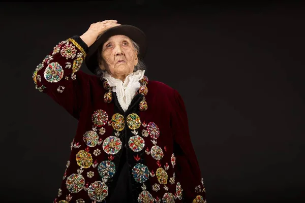 Elegante Anciana Sobre Fondo Negro —  Fotos de Stock