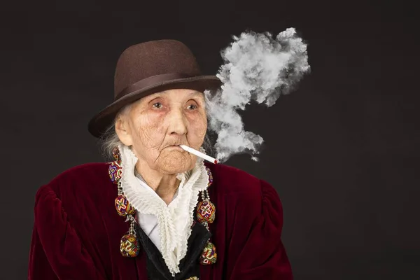 Elegante Anciana Sobre Fondo Negro — Foto de Stock