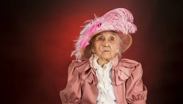 Elegante Anciana Sobre Fondo Negro —  Fotos de Stock