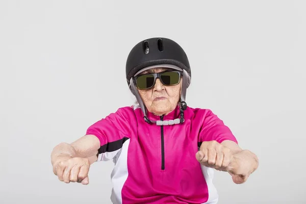 Velho Motociclista Mulher Fundo Branco — Fotografia de Stock