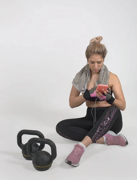 Fondo Blanco Estudio Mujer Musculosa Kettlebell — Foto de Stock