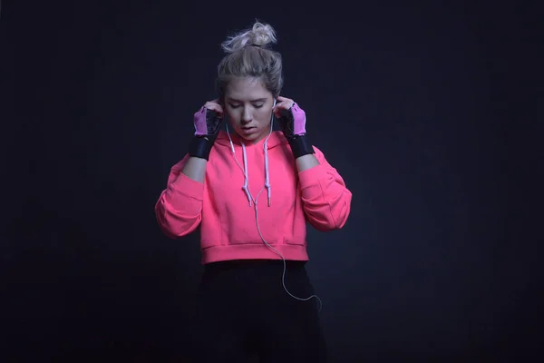 Female Pink Hoodie Use Her Headphone — Stock Photo, Image