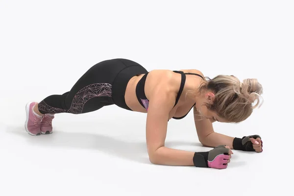 Witte Achtergrond Studio Gespierde Vrouw Kettlebell Stockfoto