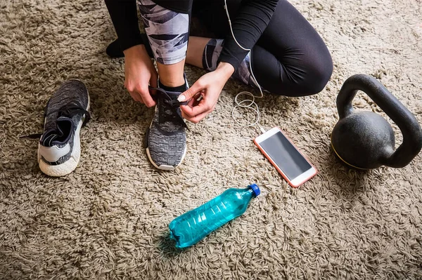 Mujer Rubia Vistiéndose Para Entrenamiento Fotos De Stock