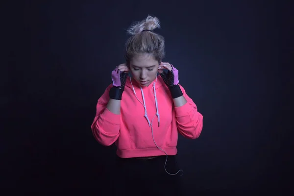 Vrouw Roze Hoodie Gebruik Haar Hoofdtelefoon Rechtenvrije Stockfoto's